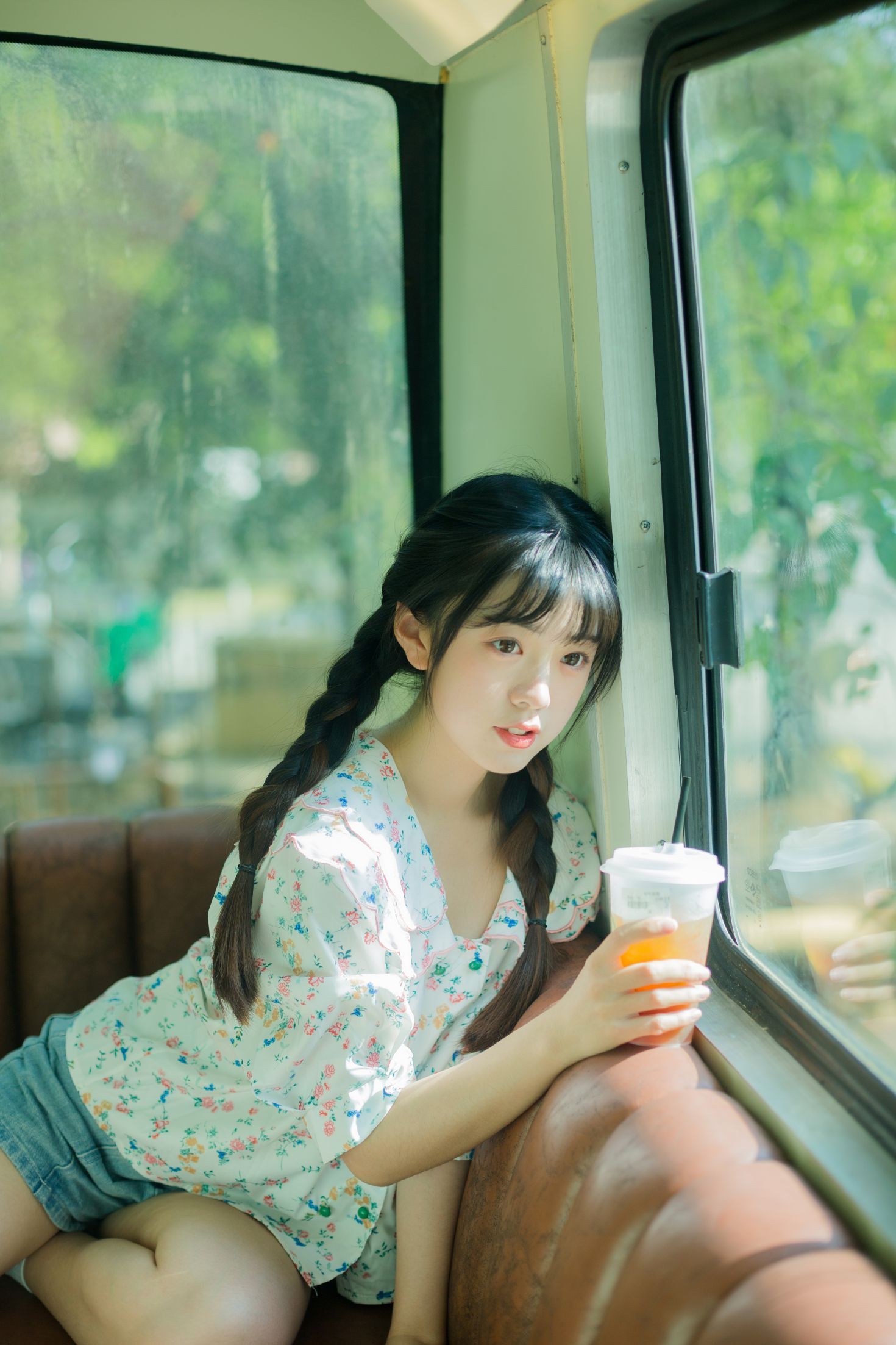 YITUYU艺图语模特唯美写真2022.09.11期藏在巴士角落的快乐 可爱泡泡呀 (22)
