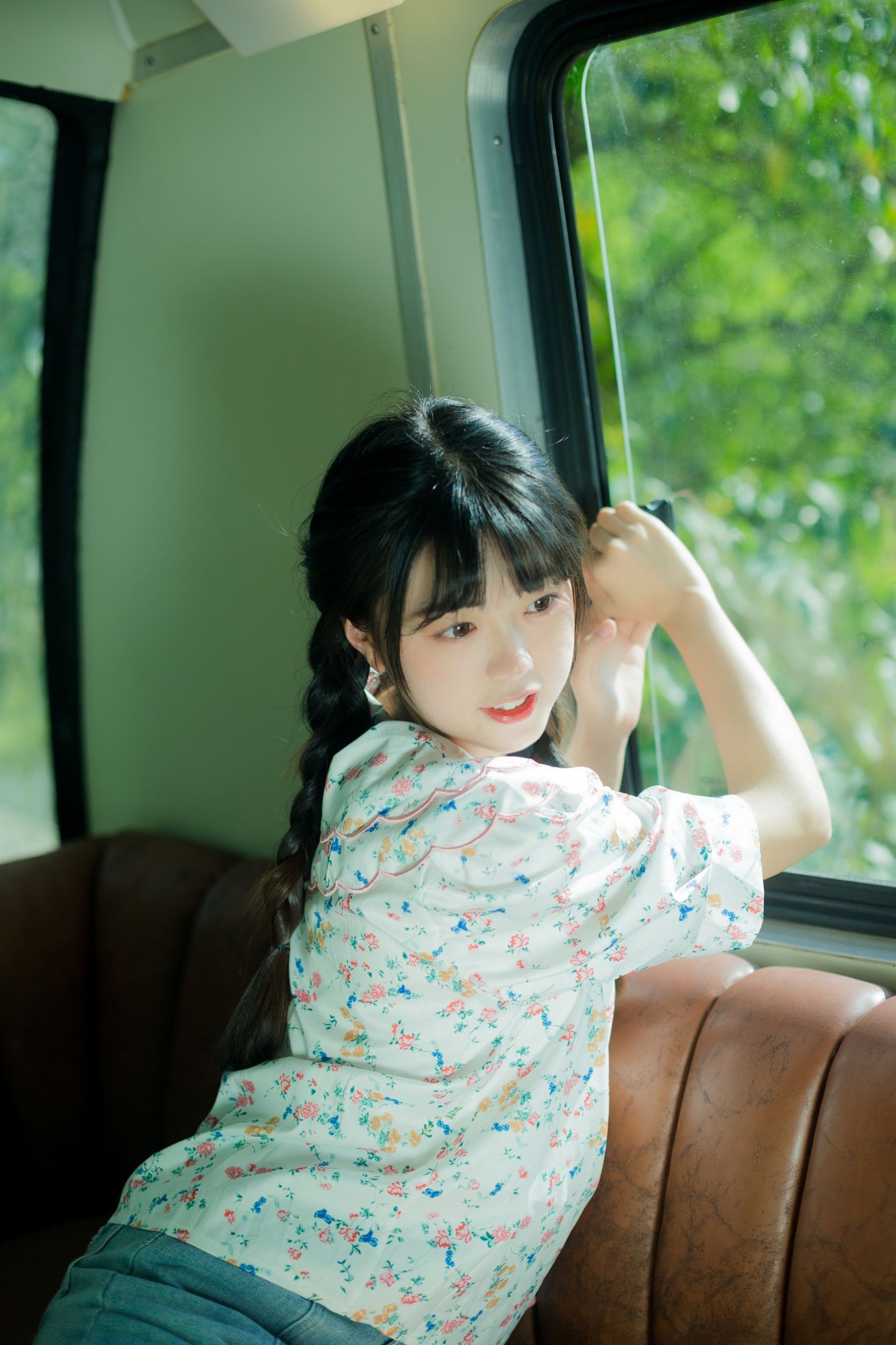 YITUYU艺图语模特唯美写真2022.09.11期藏在巴士角落的快乐 可爱泡泡呀 (27)